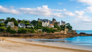 La Plage de l'Écluse e ville di Dinard