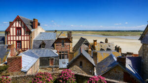 Tetti del borgo di Mont-Saint-Michel affacciati sulla baia