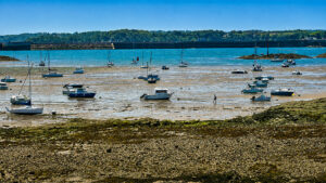 Barche durante la bassa marea a Saint-Malo, in Bretagna Barche durante la bassa marea a Saint-Malo, in Bretagna