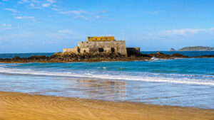 Fort National di Saint-Malo visto dalla spiaggia con la bassa marea Fort National di Saint-Malo visto dalla spiaggia con la bassa marea