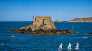 Grand Bé al largo di Saint-Malo, isolotto dove si trova la tomba di Chateaubriand Grand Bé al largo di Saint-Malo, isolotto dove si trova la tomba di Chateaubriand
