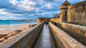 Mura di Saint-Malo e camminamento dei remparts affacciato sul mare