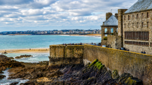 Camminamento sulle mura di Saint-Malo con vista sulla spiaggia e sul mare Camminamento sulle mura di Saint-Malo con vista sulla spiaggia e sul mare
