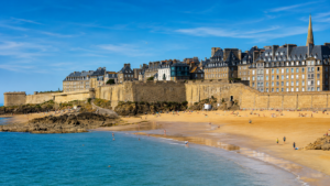 Spiaggia ai piedi delle mura di Saint-Malo Spiaggia ai piedi delle mura di Saint-Malo