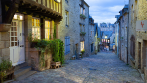 Strada acciottolata nel centro storico medievale di Dinan
