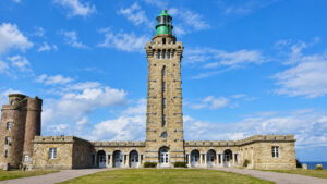 Veduta frontale del faro di Cap Fréhel e del complesso storico