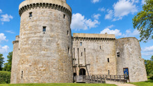 L’ingresso dello Château de la Hunaudaye, dominato da una delle grandi torri circolari della fortezza