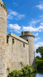 Le mura e una delle torri dello Château de la Hunaudaye viste dal fossato che circonda la fortezza