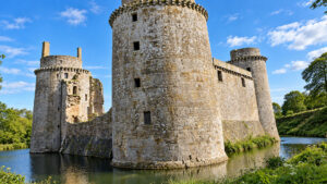 Le imponenti torri dello Château de la Hunaudaye circondate dal fossato della fortezza