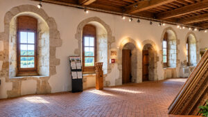 Uno degli ambienti interni dello Château de la Roche-Jagu