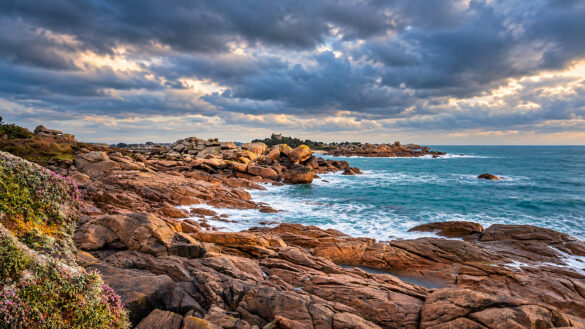 Costa rocciosa della Côte de Granit Rose nelle Côtes-d'Armor