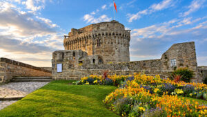 Château de Dinan e giardini nel centro storico della città