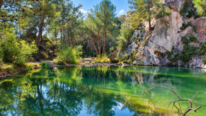 I Lacs Bleus, formatisi nelle antiche cave di arenaria di Erquy