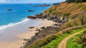 Plage Bonaparte a Plouha vista dal sentiero costiero tra scogliere e mare