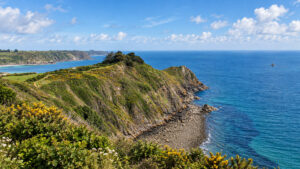 Pointe de Plouha con alte scogliere verdi affacciate sul mare