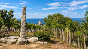 Il Menhir de La Latte, conosciuto come Dito di Gargantua