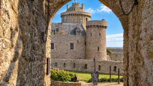Veduta del mastio di Fort La Latte attraverso un arco in pietra all'interno della fortezza