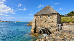 Moulin du Birlot sull’Île de Bréhat con ruota del mulino e mare
