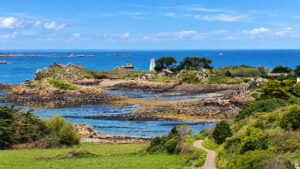 Panorama costiero dell’Île de Bréhat con sentiero, rocce e insenature.