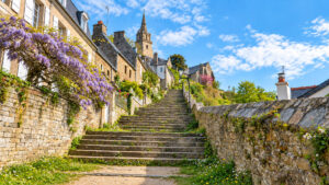 Scalinata di Brélévenez a Lannion con la chiesa della Trinité
