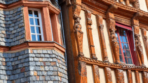 Dettagli scolpiti di una casa a graticcio nel centro storico di Lannion