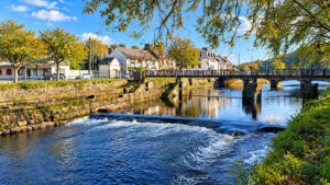 Fiume Léguer con ponte nel centro di Lannion