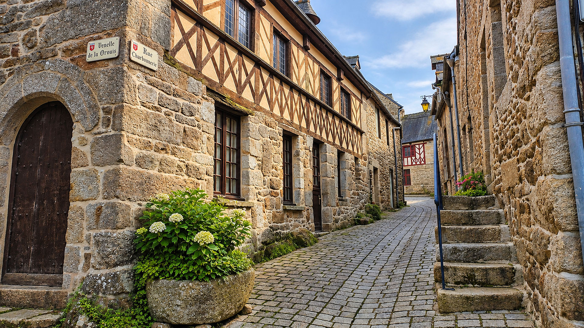 Una delle caratteristiche vie in pietra del centro storico di Moncontour, tra case a graticcio e architetture tradizionali.