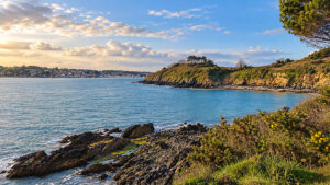 Pointe de Guilben a Paimpol con costa rocciosa, mare e panorama sulla baia