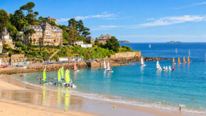 Spiaggia di Trestraou a Perros-Guirec con barche a vela
