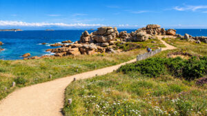 Sentier des Douaniers tra le rocce di granito rosa a Ploumanac'h