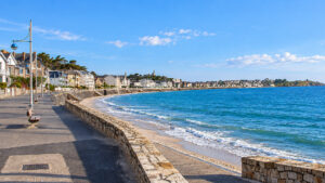 Il lungomare di Val-André con le ville affacciate sulla baia
