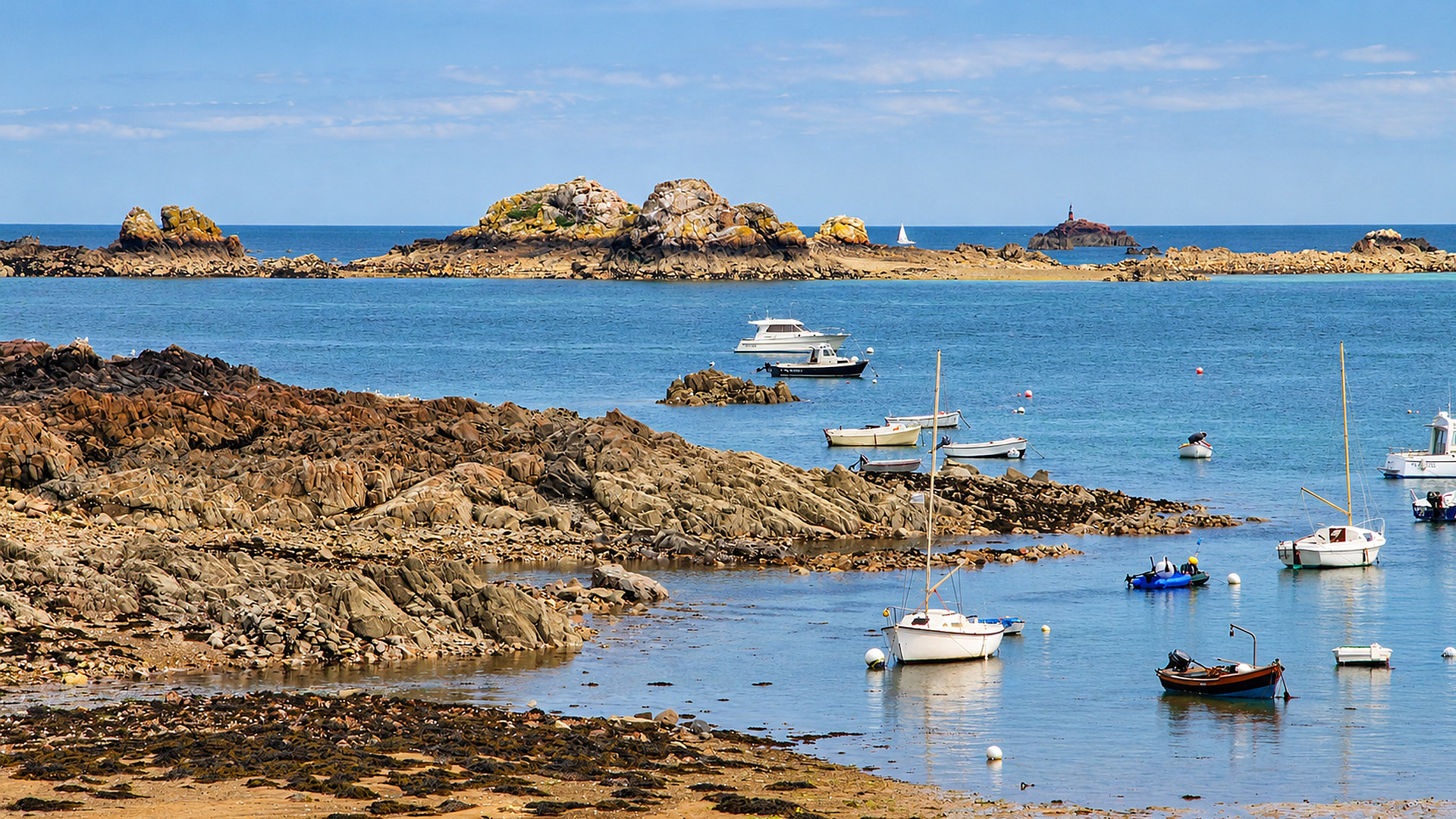 Costa rocciosa della Pointe de l’Arcouest con isolotti e barche ormeggiate