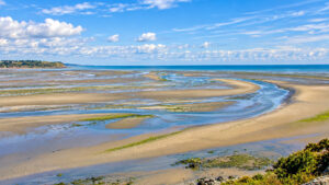 Baie de Saint-Brieuc con distese di sabbia e canali durante la bassa marea