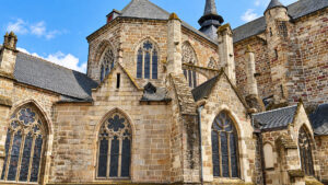 La Cathédrale Saint-Étienne, con la sua imponente architettura in pietra.